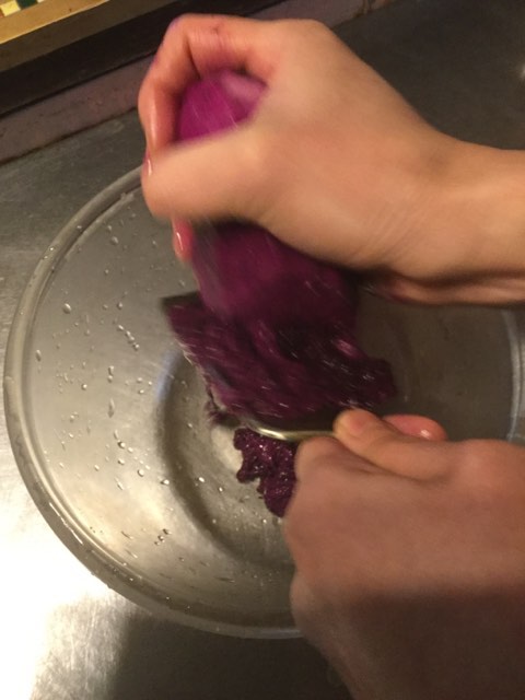 手が薄っすら紫になるよ。