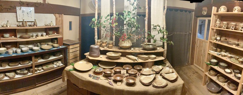 食器、沢山並べています