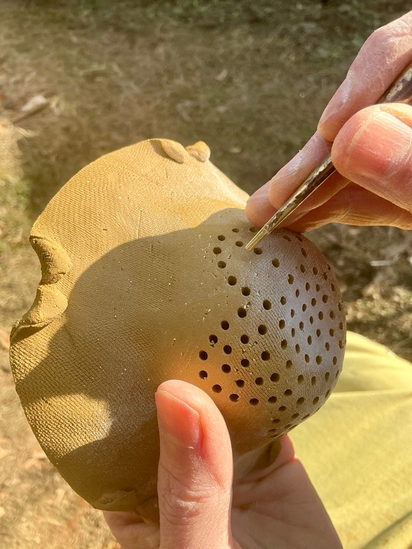 ひとつひとつ穴を開けていきます